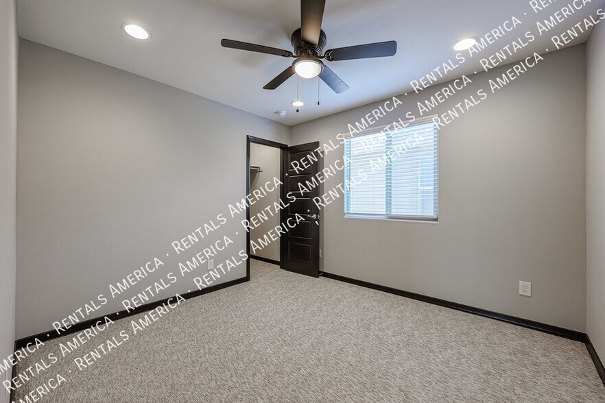Building Photo - 5610 N 90th Dr