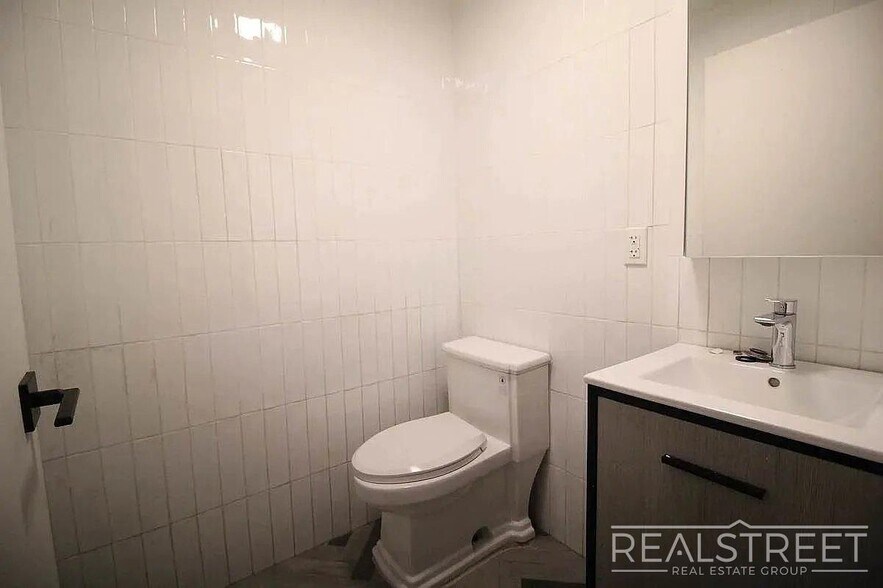 Building Photo - 3 Bed / 1.5 Bath Duplex | Bushwick | Brooklyn