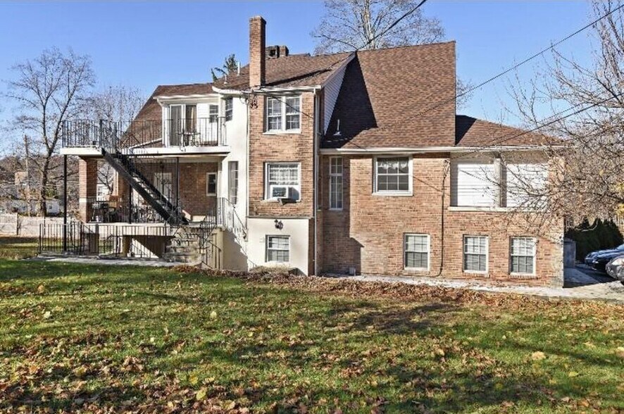 Building Photo - 2 Hollowbrook Plz