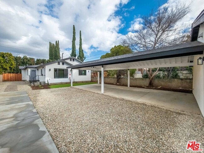 Building Photo - 94 S Vinedo Ave