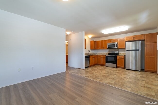 Building Photo - $2300 / 1br - 500ft2 - 1br/1ba/2pkg Townho...