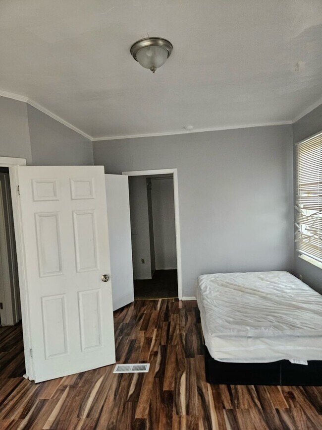 Building Photo - 2 bedroom/ 1 bathroom Detroit's Westside F...