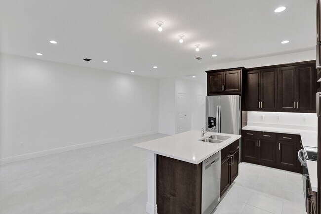 Building Photo - 585 Sanderling Cir