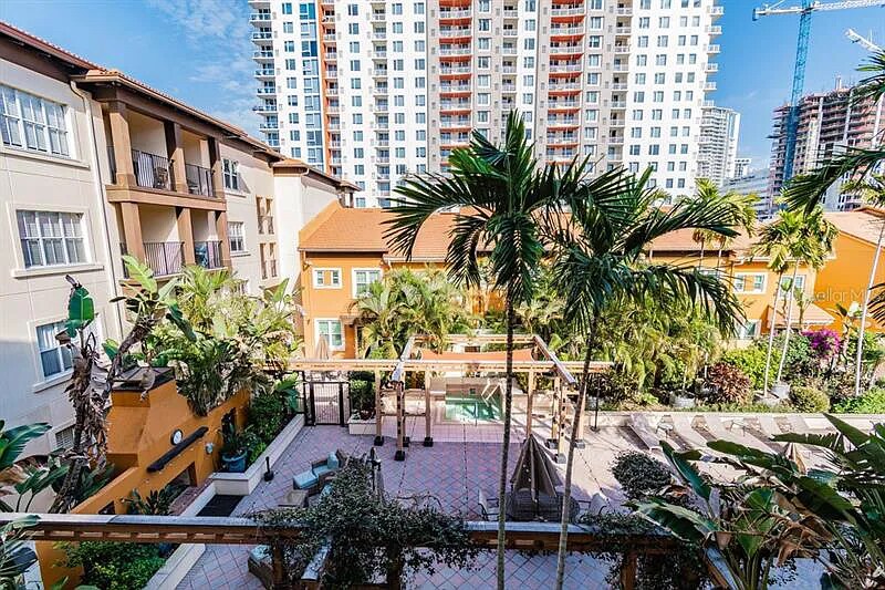 Courtyard - 200 4th Ave S