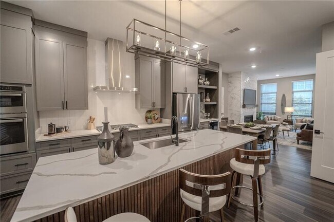 Building Photo - 1052 Fraser St