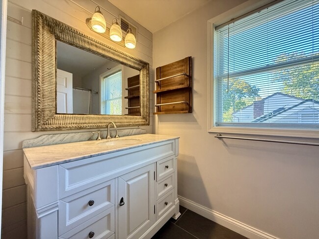 Building Photo - 718 Indianola Ave