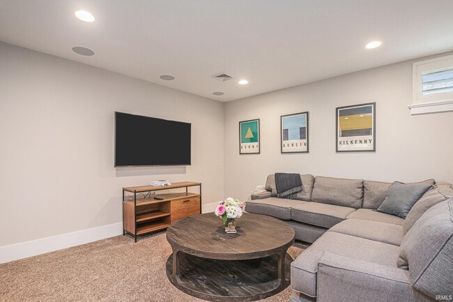 Building Photo - 112 S Niles Ave