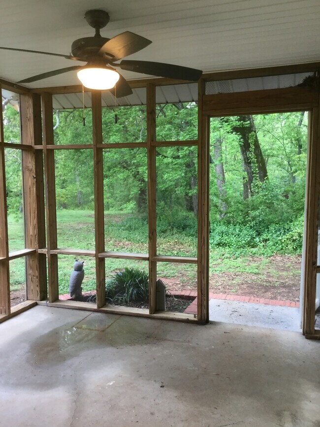 Building Photo - Country House on 1 Acre