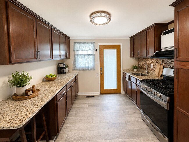 Building Photo - 2-Bedroom Burlington Home with Finished Basement, Backyard and Garage
