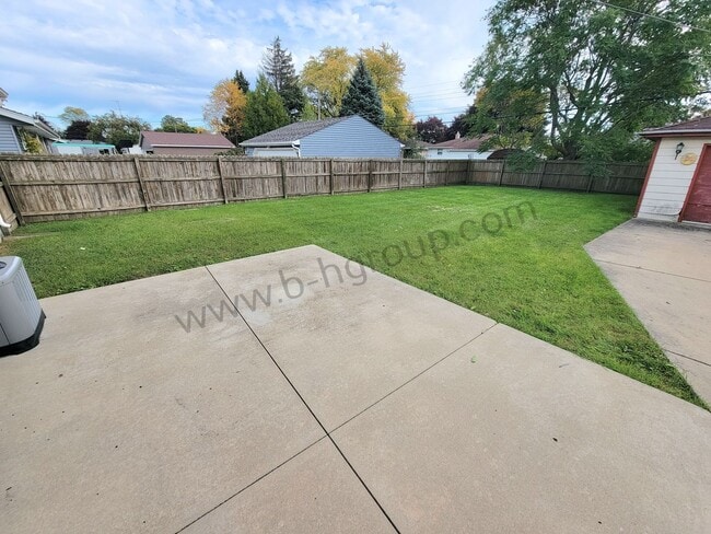 Building Photo - Great Location!