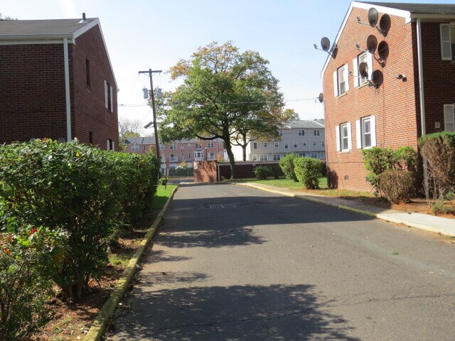 Driveway to garage - 6A Carolyn Ter