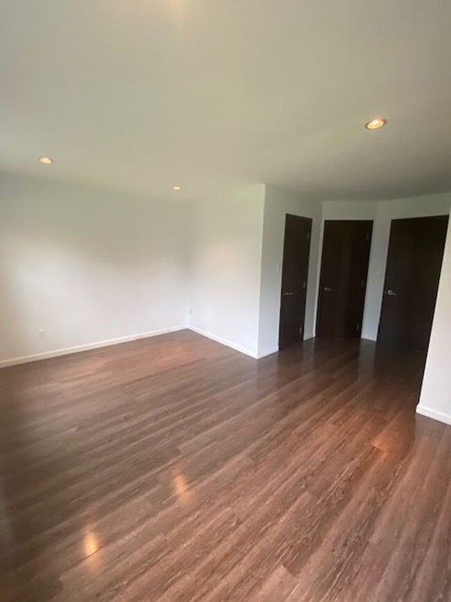 Building Photo - Two Bedroom Three Bathroom Condo in Hollan...
