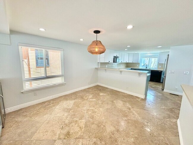 Building Photo - Hollywood Beach | Oxnard | 3 Bed + 3.5 Bat...