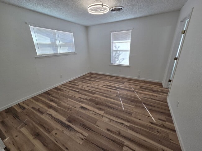 Building Photo - Beautifully Remodeled 3 Bed/2 Bath Apartment