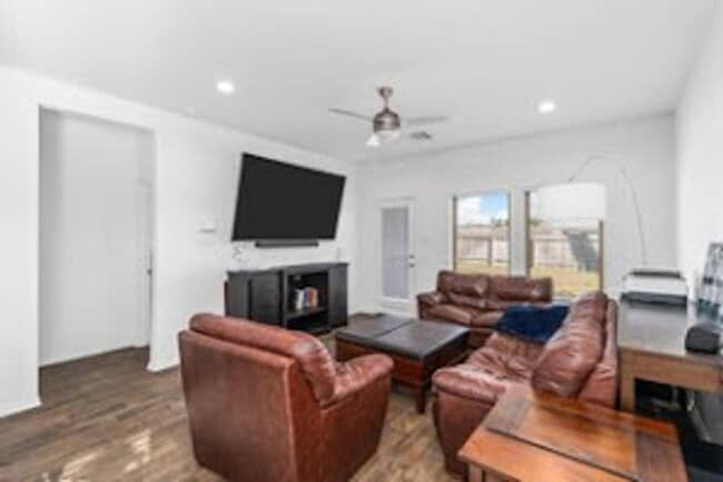 Building Photo - Peaceful & Convenient: Near 45, 99 & IAH!