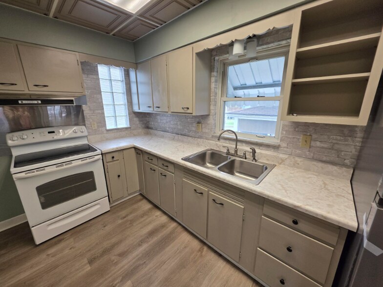 Building Photo - 1704 Broad St