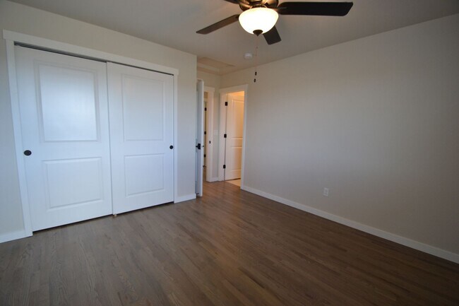 Building Photo - 2 Bedroom Home with VIEWS of the Mountains