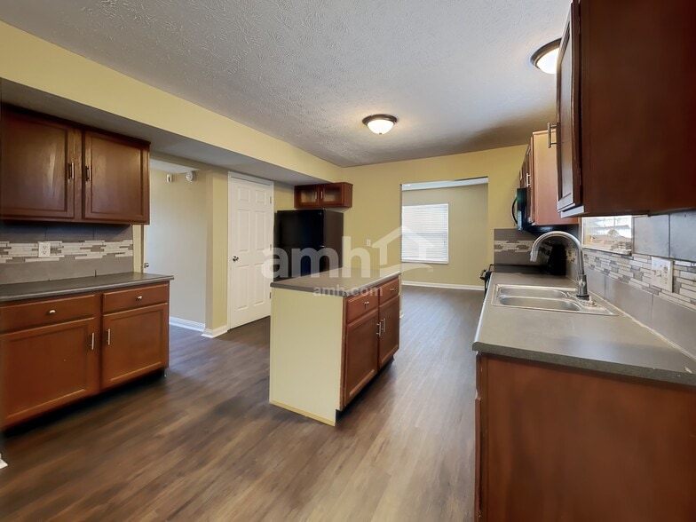 Building Photo - 6351 Hollingsworth Dr