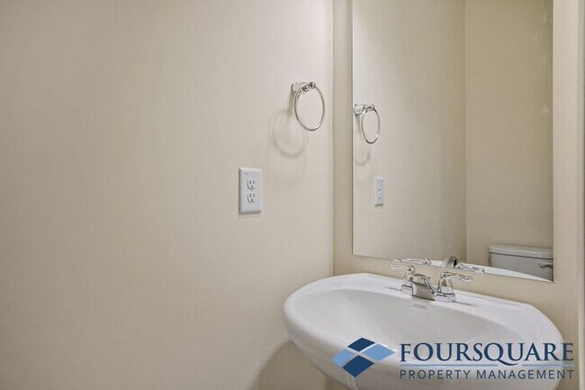 Building Photo - Spacious 3-Bed End- Unit Townhome with Mod...