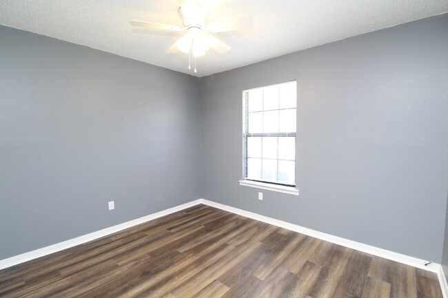 Building Photo - **Updated 2-Bedroom, 2-Bathroom Apartment ...