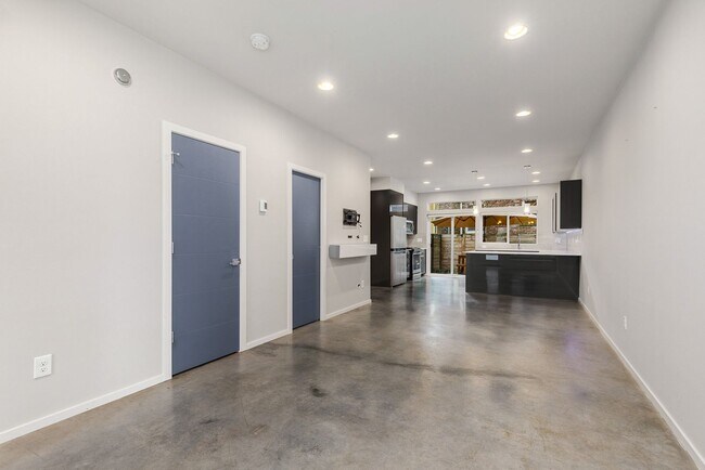 Building Photo - Newer 3 Bed 2.5 Bath Townhouse Close to Downtown