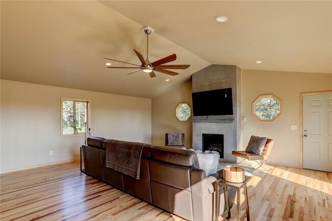 Building Photo - 136 Gail Ln