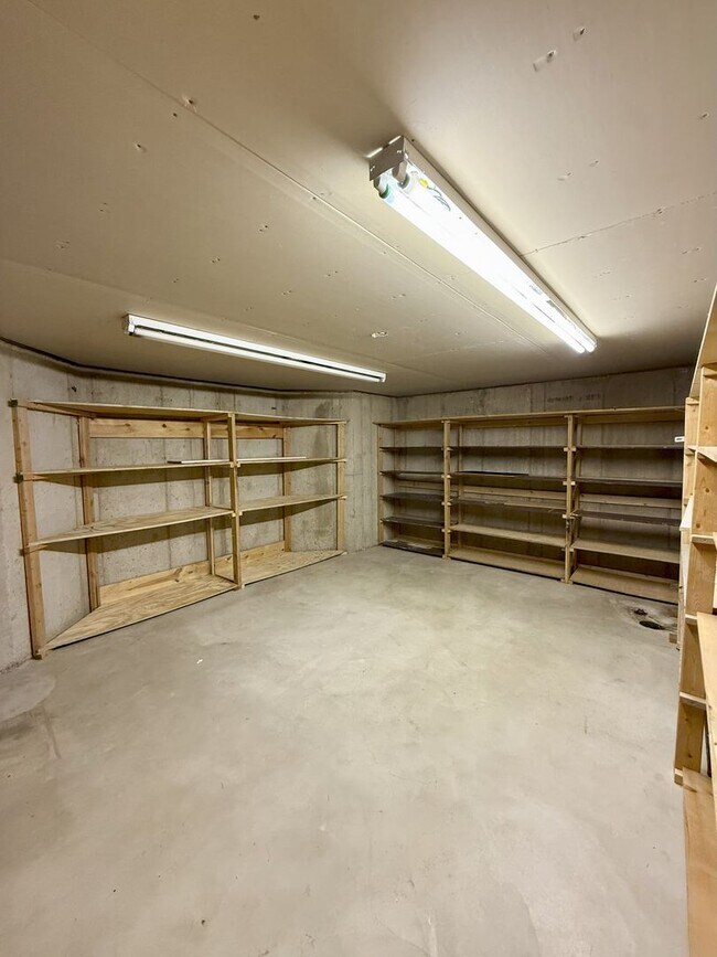 Building Photo - Spacious 5 Bedroom, 2 Bath Home with Moder...