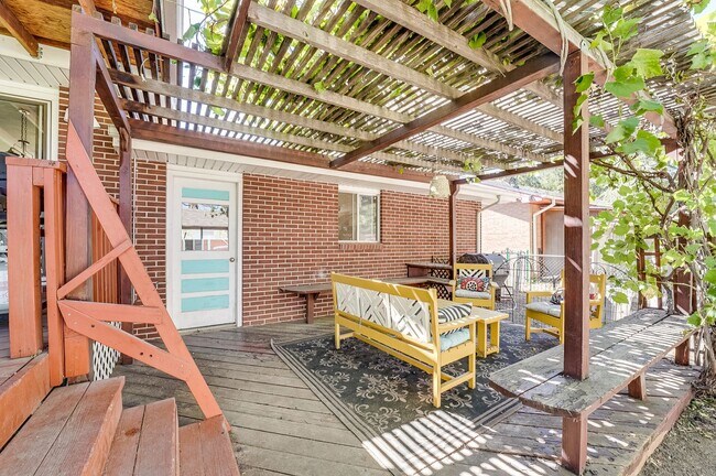 Building Photo - 4 bed, 2 bath Ranch Home near City Park W/ Finished Bsmt & Fenced Yard!