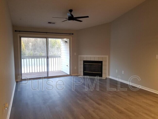 Building Photo - 440 Lakeview Dr