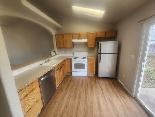 Building Photo - Nice 3 bedroom home