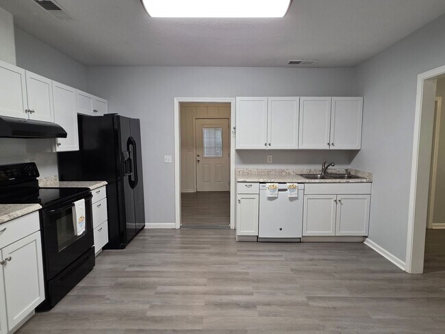 Building Photo - Country Living with Beautiful Oak Trees on Acreage!