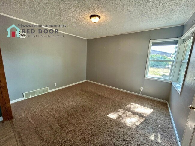 Building Photo - Spacious 3 Bed, 1 Bath Home – Pet Friendly...