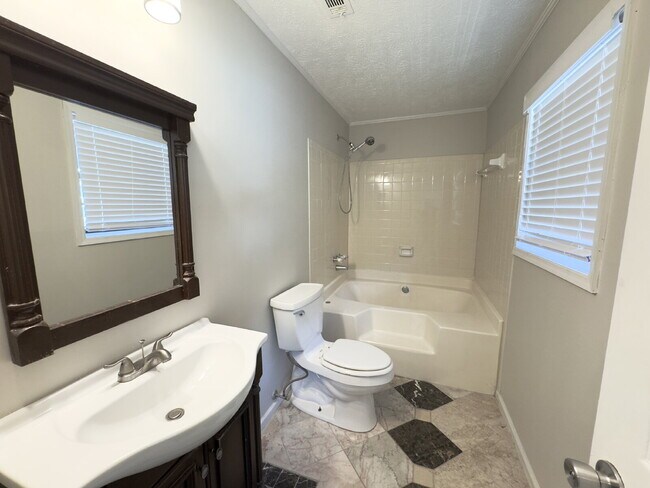 Building Photo - [NEW PRICE] Spacious 4 Bed / 2.5 Bath home...