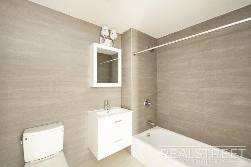 Building Photo - LUXURY 2 Bed LOFT in Queens!