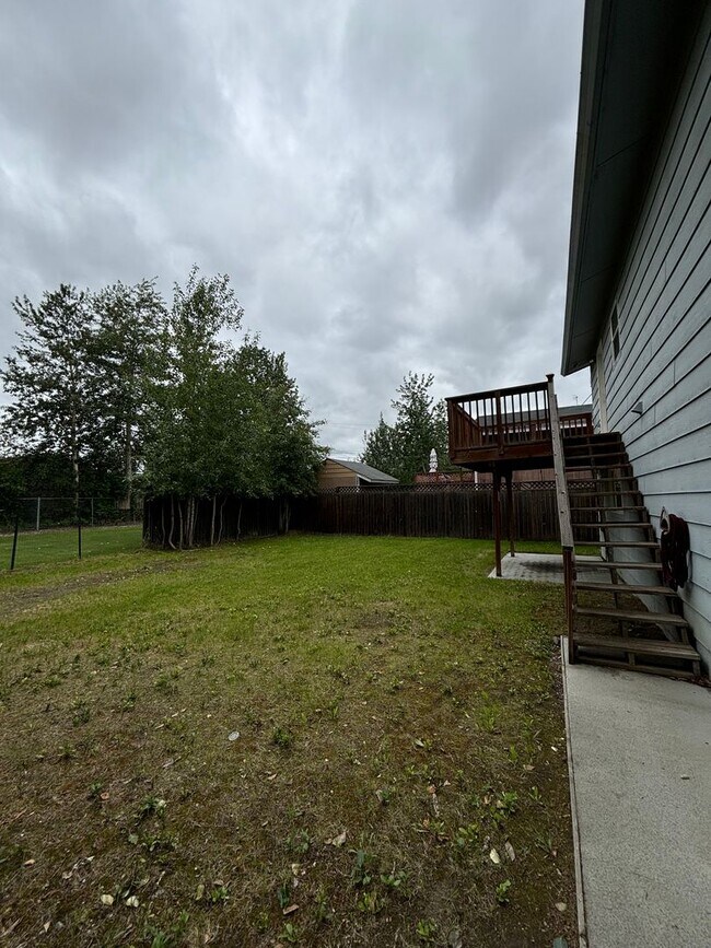 Building Photo - 3 bedroom home /  Fenced in yard / 1 Car Garage