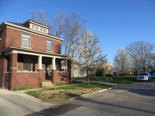 Building Photo - 1117 Nelson St