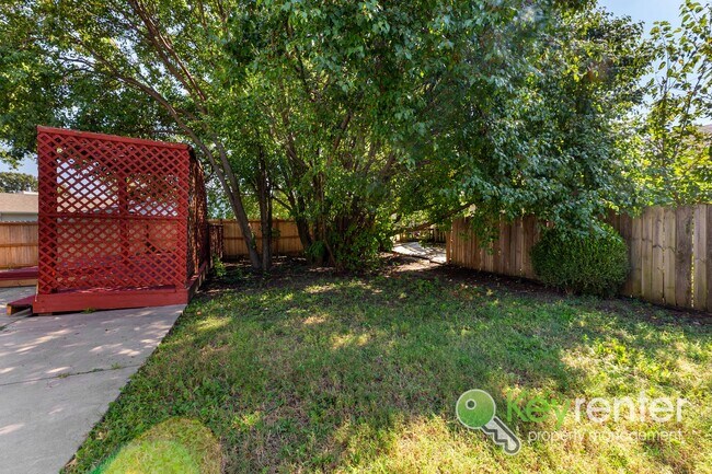 Building Photo - 3 Bedroom 2 Bathroom Family Ready Home