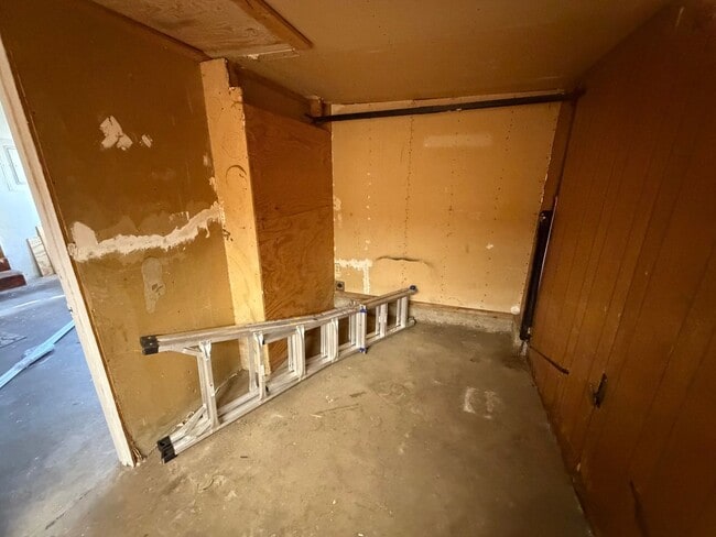 Building Photo - 3 Bedroom Home w/Large Backyard