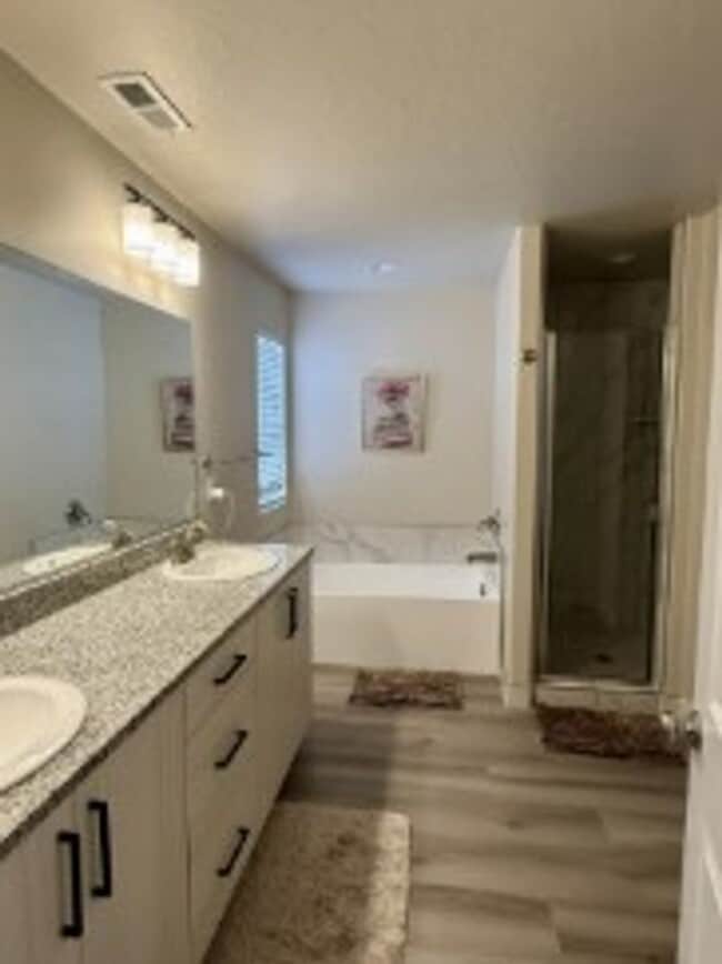 Building Photo - Beautiful 3 Bed/2.5 Bath Townhome For Rent!