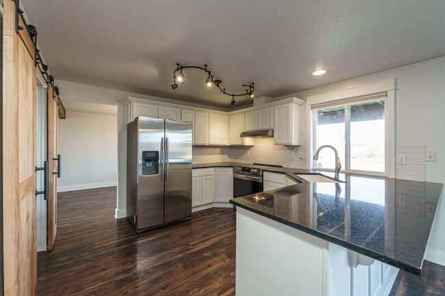 Building Photo - 4 Bedroom 2.5 Bathroom With Large Fenced B...