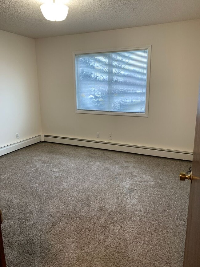 Building Photo - AVAILABLE NOW!! West side - 2 Bdrm, 1 Bath