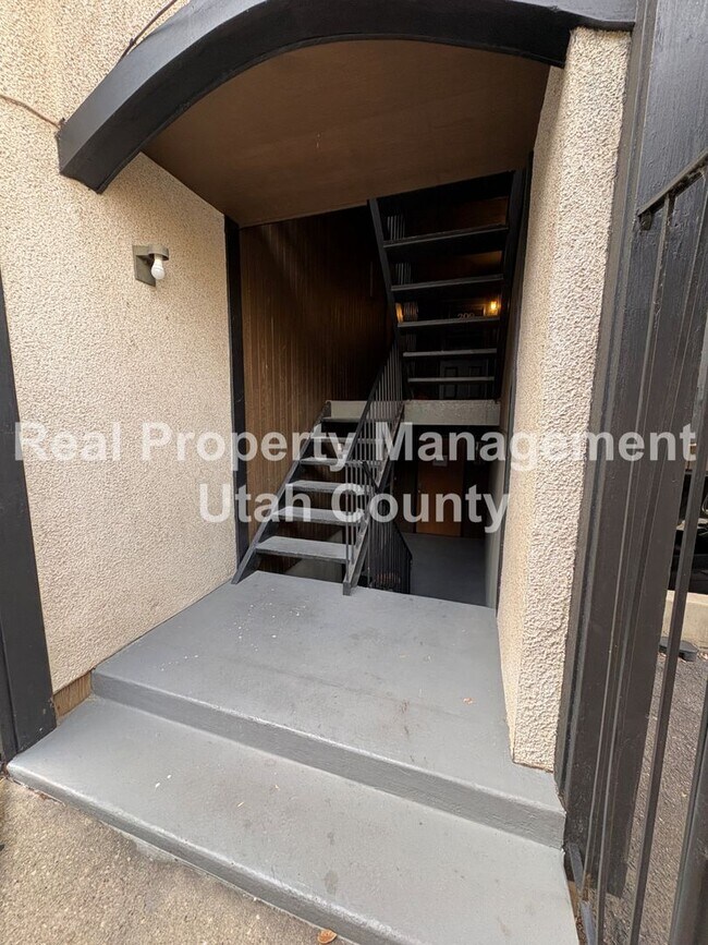Building Photo - Half Off First Months Rent! 3rd floor condo in the heart of Salt Lake