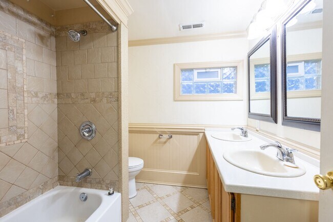 Building Photo - Cozy 3 BR/2 BA Single-Family Home in Halet...