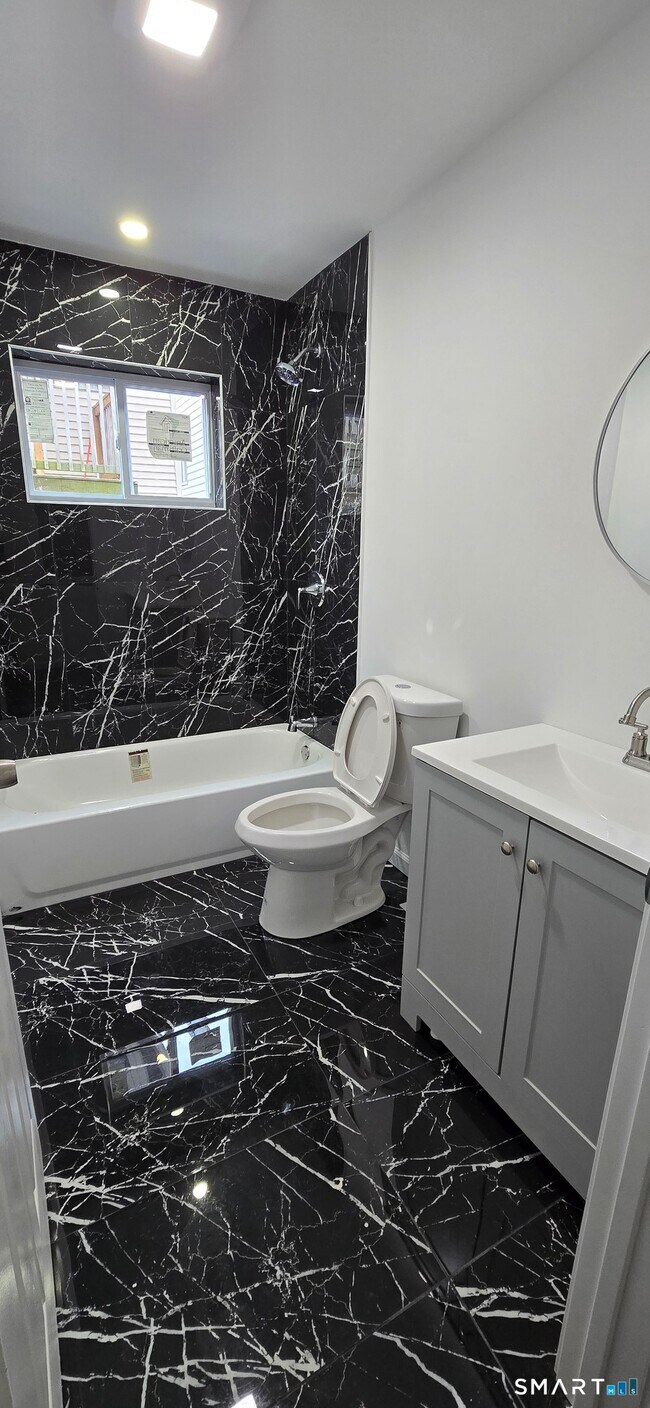 Building Photo - 438 Park St