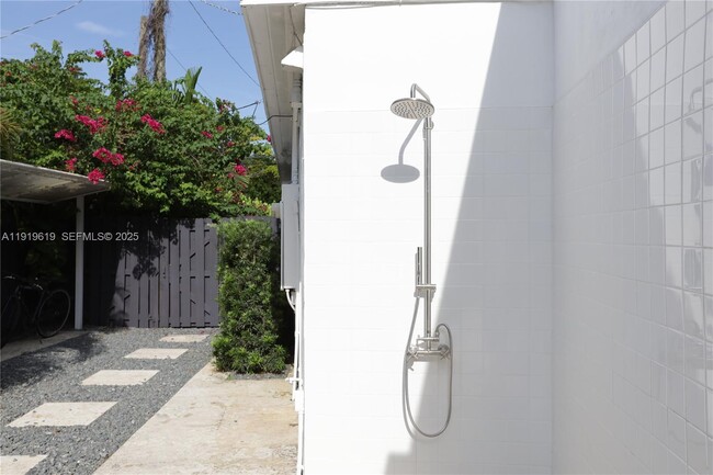 Building Photo - 12020 NE 5th Ave