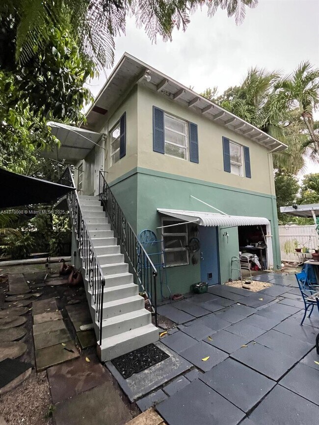 Building Photo - 834 SW 11th St