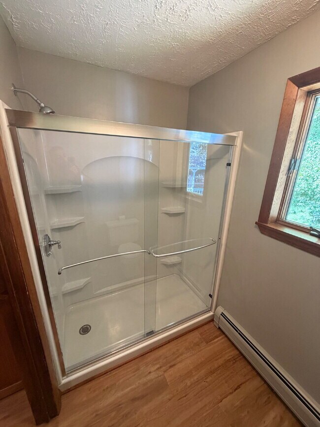 Building Photo - 2-Bedroom, 2-Bath Single-Family Home with Oversized Garage – Hudson, NH