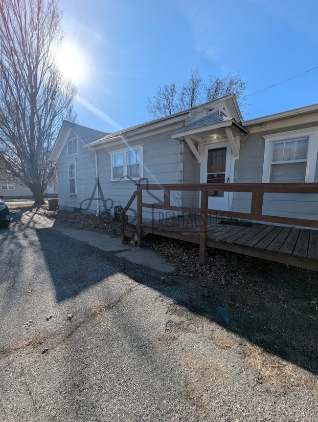 Building Photo - 206 W 1st St