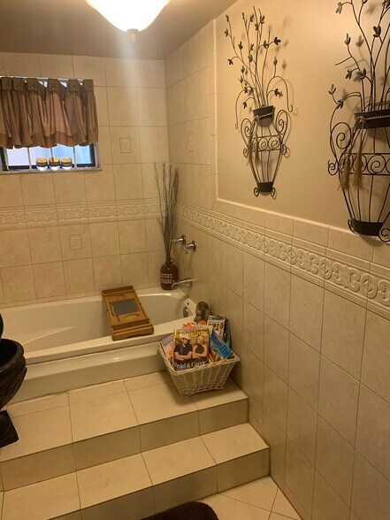 Math tub w/jets - 17121 NW 44th Ave