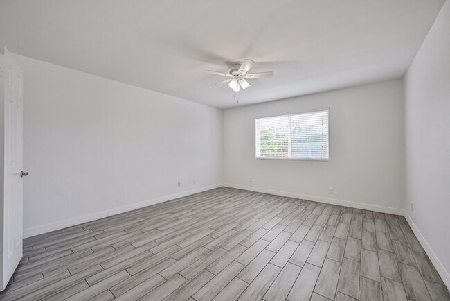 Building Photo - 4 bedroom with Pool !!